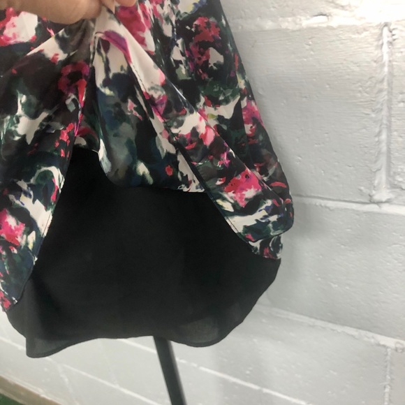 Beautiful Sleeveless Blouse - Picture 6 of 9